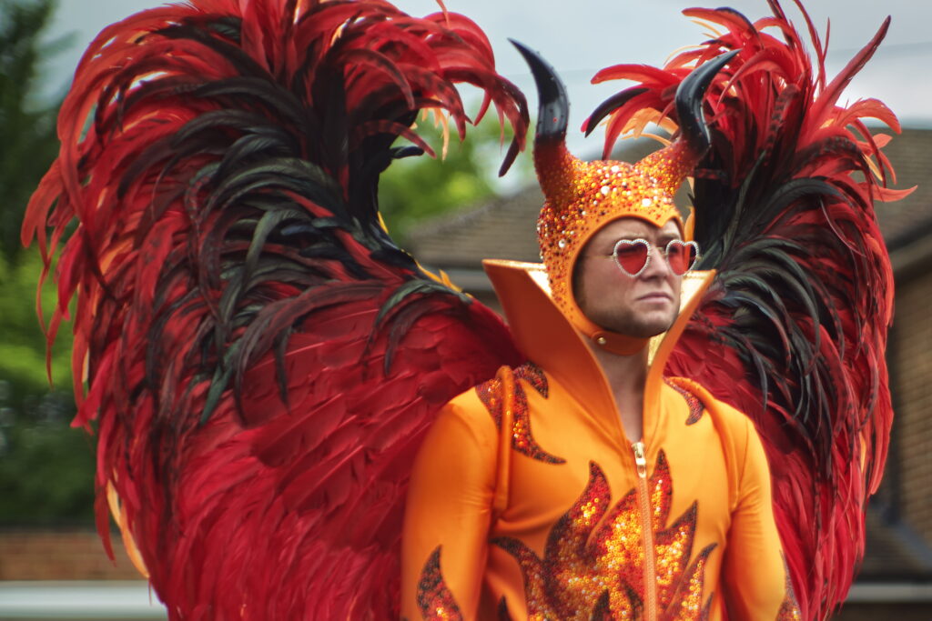 Taron Egerton jako Elton John w filmie rocketman hity